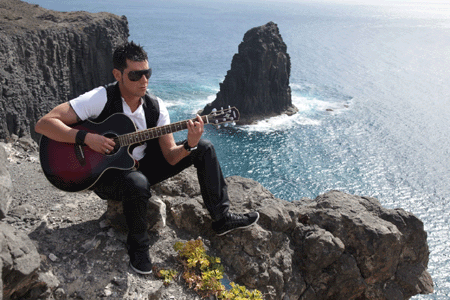 Canciones con alma de poeta donde conviven sus sueños, sus miedos y duros momentos.