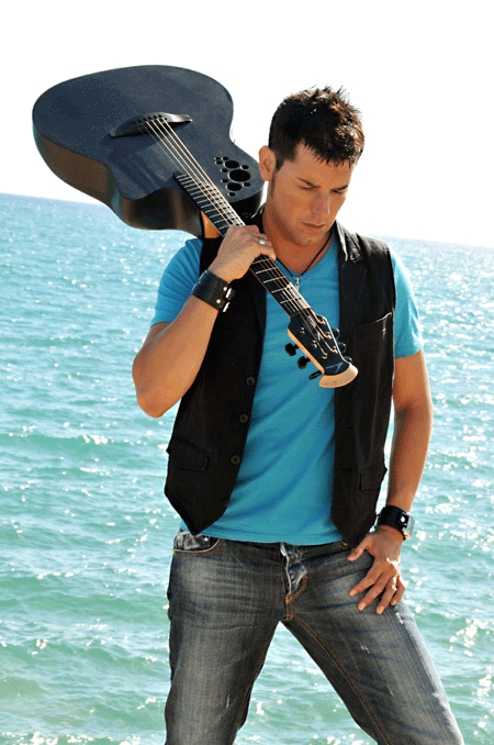 En Rosas, la Costa Brava, Dani ha encontrado el lugar donde viven sus sueños . Es frente al mar donde el cantante encuentra su inspiración.