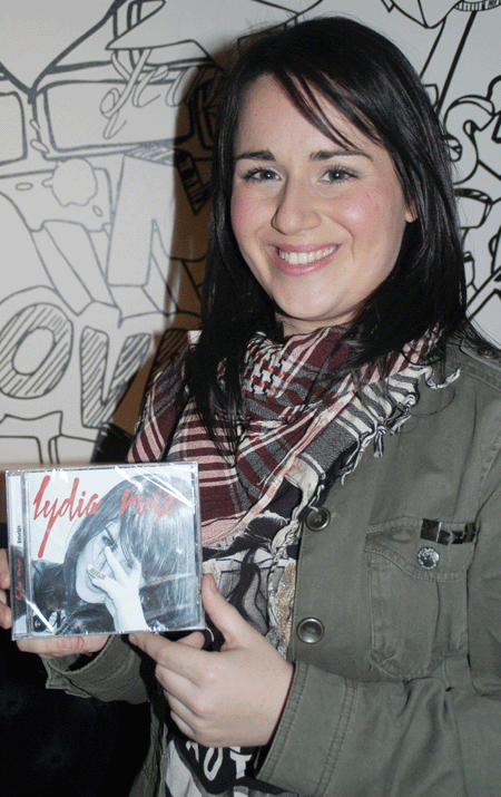 Lydia posa orgullosa con su "primer bebé" musical como ella define