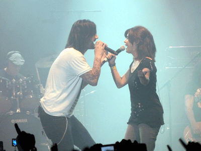 La sorpresa de la noche fue la conexión con Samanta de 21 días en Cuatro que salió al escenario para interpretar junto al artista ‘Lágrimas desordenadas’.