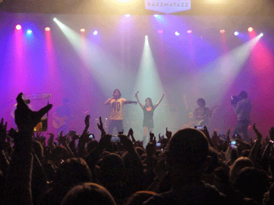 La sala 1 de Razzmatazz acogió a una legión de guerrer@s que se entregaron sin tregua: cantaron todos sus temas, se desahogaron gritando y alzaron sus vasos al son de sus melodías. Al final no llegó el fin del mundo pero si un inesperado final de la fiesta en apenas una hora. Un “recorte” que aguó la noche a más de uno. 