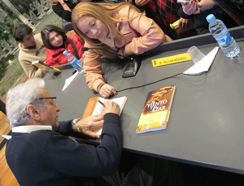 William Mubarak atendió a sus fans dedicándoles su libro. Foto Planeta.