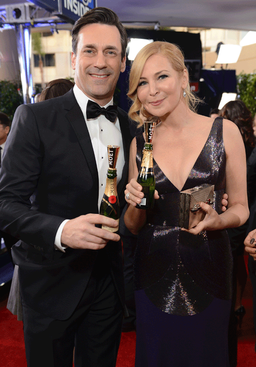 Jon Hamm junto con su mujer Jennifer Westfeldt en la alfombra roja de los 70ª Globos de Oro. Foto Kovac.