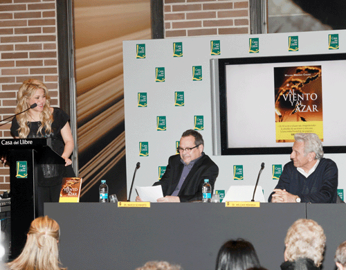 Otra imagen de la intervención de Shakira, seguida atentamente por  su padre y Schwartz. Foto - Redacción.