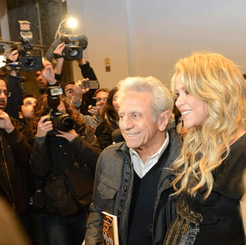 William Mebarak y Shakira bajo los focos de decenas de medios de comunicación. Foto Enrique del Olmo.