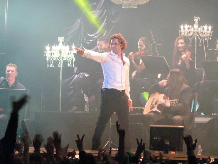 ¿Quién dijo que en un acústico no se baila? Bisbal dio lo mejor de su repertorio de caderas. Y qué decir del publicó que se saltó el protocolo de Real concierto.