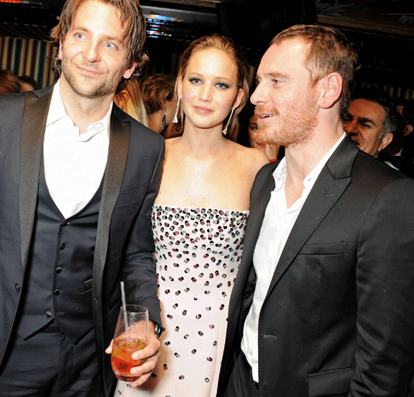 Trio de ases en la fiesta post-bafta, Bradley Cooper, Jennier Lawence i Michael Fassbender.