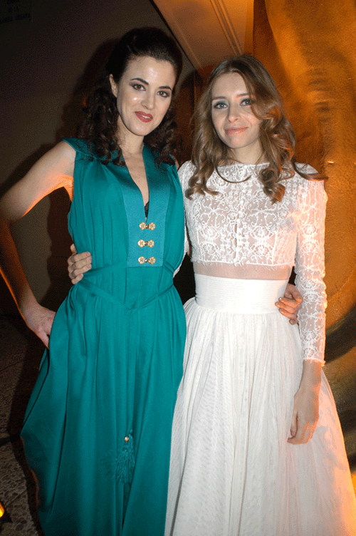 Judith Uriach i Ariadna Cabrol, dos grans amigues, que van coincidir fa molts anys a "Joves". Judith va escollir el disseny de Losson Couture, i Ariadna, Coitana.