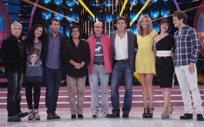 El equipo de concursantes de la segunda temporada de "Tu cara me suena", junto con el presentador Manel Fuentes. Un programa que ha garantizado el divertimento absoluto a la audiencia los lunes por la noche.