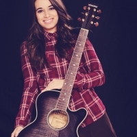 "La chica del ukelele", además de compositora toca diferentes instrumentos todos relacionados con el sonido country que tanto le gusta y con el que viste sus temas y su estética.