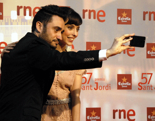 Divertida imagen de dos de los grandes protagonistas de los Premis Sant Jordi, el director Juan Antonio Bayona y la actriz Letícia Dólera.