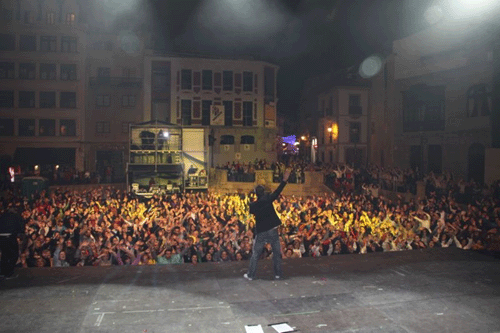  El asturiano en uno de sus conciertos en la Plaza de la Catedral de Oviedo, uno de los momentos más especiales de su carrera.