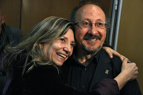 Isona Passola molt feliç, com a nova presidenta, s'abraça amb l'altre canditat Jordi Rediu.