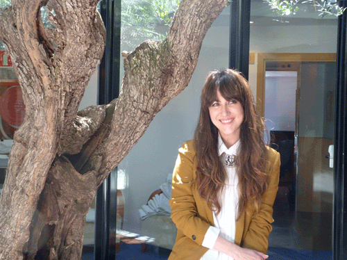 Nena Daconte sonríe a la vida. Irradia luz, serenidad y muy buen Karma. Se encuentra en su mejor momento, ha sido madre y presenta su disco más personal.