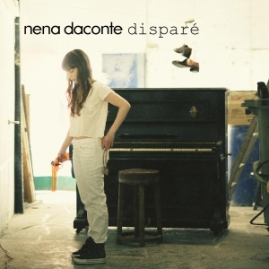  Disparé, ya a la venta en Itunes, es el nuevo single de Nena Daconte. Un tema con mucha fuerza donde la cantante madrileña muestra su lado más combativo.