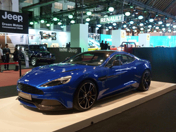 Aston Martin Vanquish. La exclusividad inherente a los Aston Martin se hace mayor en los Centenary Edition, cuyo habitáculo recibe un tratamiento especialmente lujoso con tapizado 'Deep Soft' de cuero negro y costuras plateadas. Un 580 CV por 320 mil euros.   