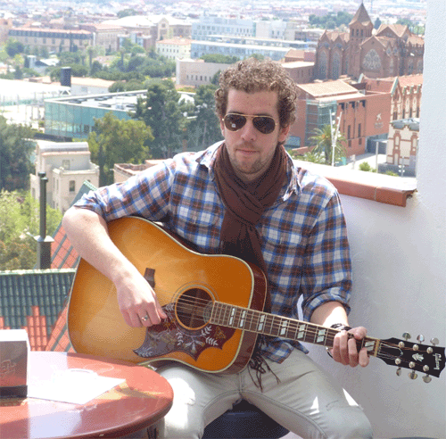 En el mirador del Mirablau, Barcelona, Fresneda se enfundó su preciosa guitarra Gibson, comprada en Alemania,  y se arrancó con el tema Sr. Error en inglés para deleite de los allí presentes. Sus canciones han sido bandas sonoras de spots publicitarios, documentales y la DGT.