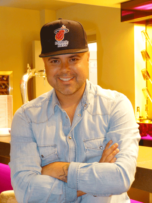 Magán pasó por Barcelona para promocionar su nuevo single, ‘Mal de Amores’. Próximamente verá la luz su nuevo albúm. Un disco “muy divertido” con temas propios y en el que le acompañaran otros artistas.