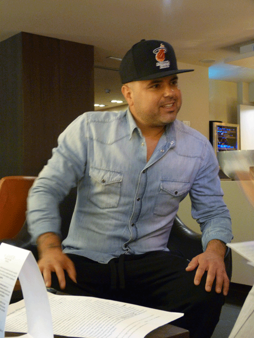 Juan Magán, también productor, compositor, letrista, se ha convertido en uno de los mejores Dj del momento. Es el autor de temas como ‘Te voy a esperar’ de Tadeo Jones, que fue nominada a los Goya, o ‘Bailando por ahí’. Ha colaborado con artistas de la talla de Shakira, Carlos Baute, Pitbull… y ha tocado por todo el mundo