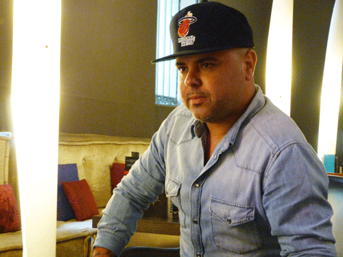 Aunque su objetico sea divertir a la gente, Juan Magán es un trabajor incansable. Además de sus multiples facetas como productor, compositor y sus maratonianas sesiones de Dj, dirige junto a su hermano Víctor, la discográfica ‘We love Asere’ encaminada a la búsqueda de nuevos talentos musicales.