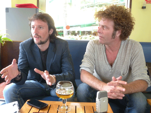 Juan Miguel Cruz y Antonio García, forman El Lunático. Durante la entrevista nos confesaron encontrarse en el mejor momento profesional, cargados de energía y con ganas de empezar la gira. ‘Sitios a los que volver’ los volverá a llevar por muchas ciudades donde estos músicos gozan ya de un consagrado éxito.