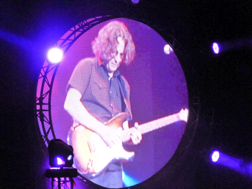 José de Castro, director musical que acompaña Melendi desde sus inicios, se lució con sus guitarreros solos.