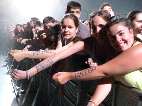 Otras fans optaron por marcarse su grito de guerra. Lo que estaba claro allí es que todos llevaban algún distintivo del ejército asturiano.