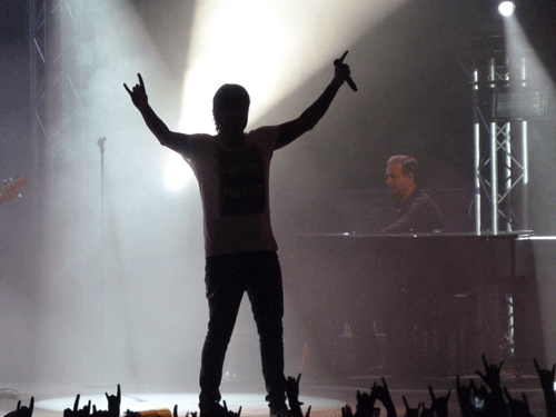 Temas como ‘Arriba Extromoduro’ o ‘Billy, el pistolero’ sacaron de la recámara al Melendi más  cañero siempre dispuesto hacer maldades.