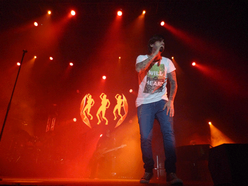 En esta gira, sobre el escenario le acompaña, además de un piano de cola, una luna llena que proyecta imágenes de sus canciones. ‘Piratas del bar Caribe’ puso la nota erótica con princesas ligeras de ropa. 