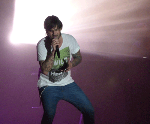 Aunque su último disco ‘Lágrimas Desordenadas’, nos ofrezca una versión más tierna de Melendi, en sus conciertos sigue dejándose la piel, entregándose en cuerpo y alma. Simbólicos gestos cabalgan sobre sus letras cargadas de sentimiento.  