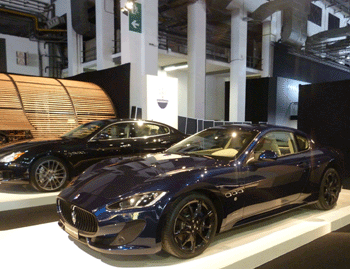  Maserati Gran Turismo Sport uno de los coupés más bellos. Motor de 4700 CC, 460 CV.  167 mil euros. Al fondo el Maserati Quattroporte, un V8 de 530 CV con formas más musculadas y con las dimensiones más grandes 5,25 de largo. 189 mil euros. 