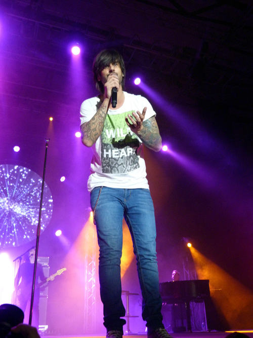 Cómo un soldadito en firmes, salió al escenario del Sant Jordi Club para ofrecer lo mejor de su carrera discográfica. Comenzó siendo ‘Aprendiz de caballero’ y tras dos horas de espectáculo acabó disparando guerra a lo ‘Billy el Pistolero’.