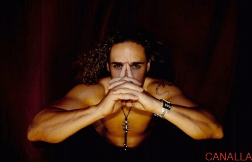 Sus conciertos son un espectáculo propio de un canalla: ropa de época, mujeres fatales vestidas con ligueros y encajes. Todo para que el arte fluya en estado puro.