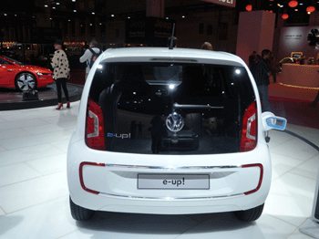 Imagen del diseño trasero del e-up! de Wolkswagen. La toma de carga está ubicada en el mismo lugar que la boca del depósito de gasolina.