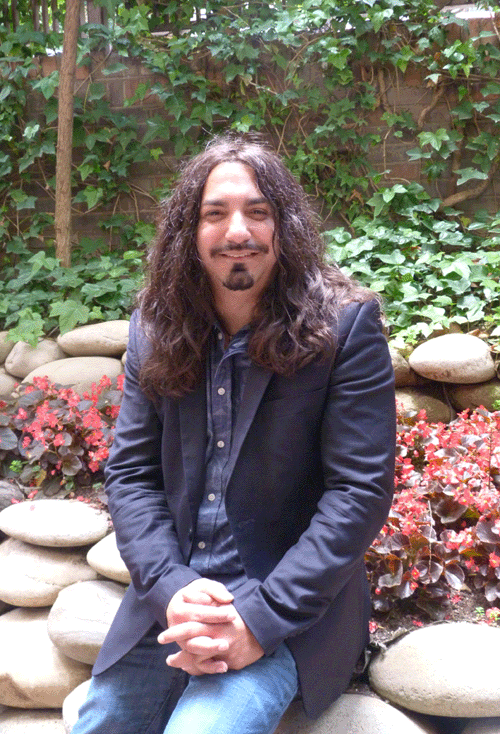 Compositor, letrista, cantante e instrumentista, Amador de la Rosa ha demostrado tener un talento sorprendente para trasladar la técnica de la guitarra flamenca al piano. Maravillosa la habilidad y agilidad de sus manos frente a un teclado que respira flamenco.