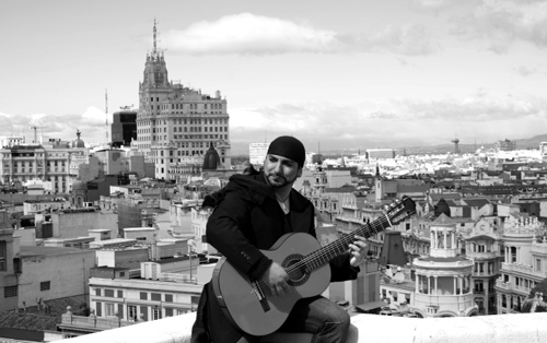 Vestido como un “Bandolero de madrugá” o un corsario de levante su disco ofrece un repertorio de 10 temas que se inicia con reconocibles palos de flamenco pero que termina con el insólito corte ”Dubmenco”.