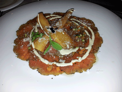 Carpaccio de vedella amb vinagreta de verdures, xips de iuca i tmaquet concassé.