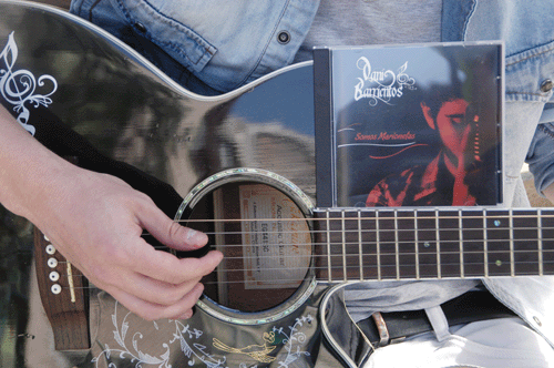 El disco "Somos marionetas", además de los temas, incorpora Bonus Track "Tengo todo", "Un mundo" y "Caras de portada".