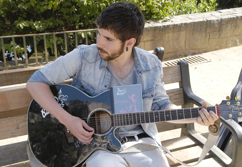 Uno de los mayores momentos de felicidad de Dani es tocar la guitarra, cantar y llegar a la gente.
