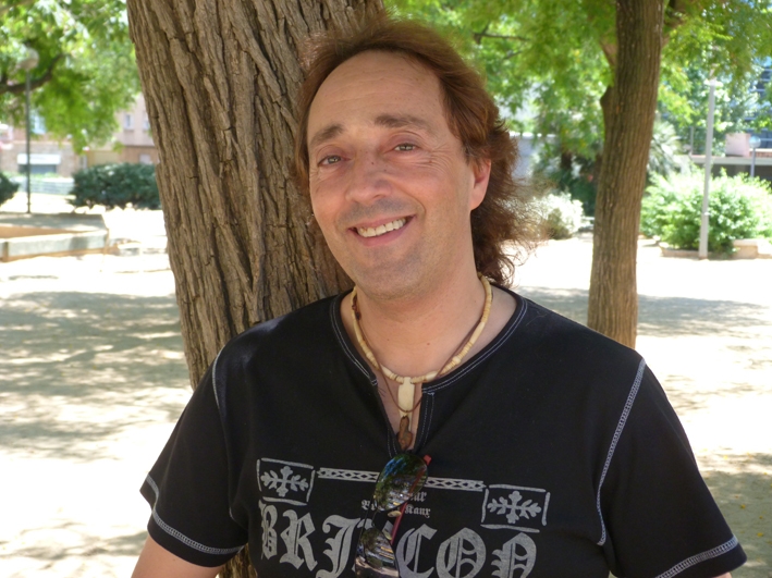 Vive un buen momento profesional y a pesar de los nervios y de la primavera –estación que lo altera- Escoberito proyecta la alegría de la rumbapop que interpreta