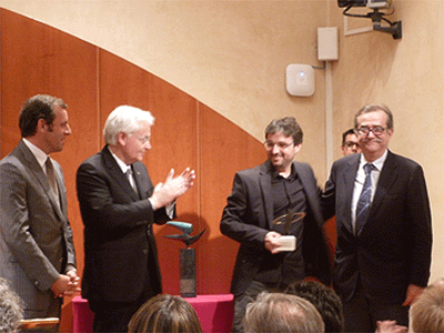 El Periodista Jordi Évole, del programa Salvados (La sexta) reben el premi de mans del Conseller de Cultura de la Generalitat, Ferran Mascarell juntament amb Sandro Rosell, el president del FC Barcelona,  i Josep María Martí, degà del col·legi de Periodistes de Catalunya.