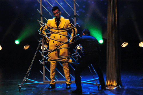 El Mag Lari va entretenir al públic amb els seus trucs de màgia, amb aparicions i reaparicions sorprenents, a més dels tradicionals jocs de cartes.