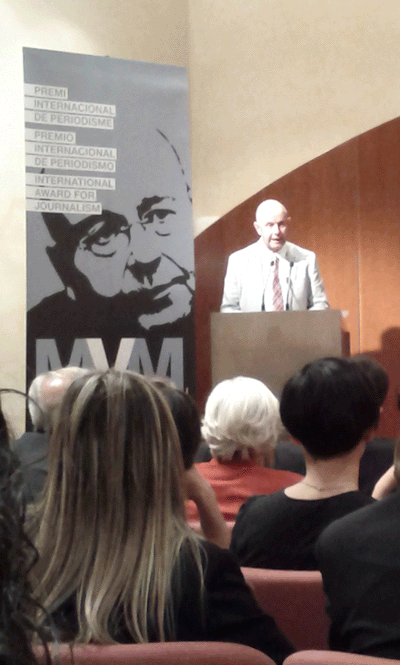 El periodista britànic Nick Hornby, durant el seu parlament en el Palau de la Generalitat, va ser premiat en la categoria esportiva per la seva grandesa i creativitat i la seva manera diferent de tractar el món de l’esport.