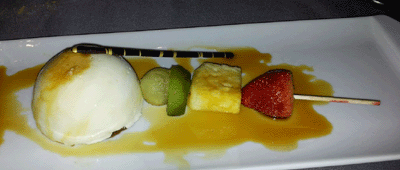 Delícia de iogurt amb broqueta de fruita i crema de caramel.