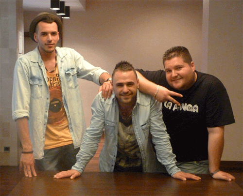 Rubén Calvillo a la percusión, Alex López, voz, guitarra y compositor y Pani a la guitarra flamenca durante la entrevista de promoción. Dos miembros más el bajista Txus y el percusionista Santy Serrano componen La Pringá.