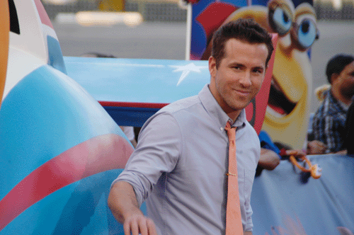 Ryan Reynolds, guapo y muy atento con los "fans" que se aplegaron en el CCIB.