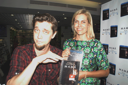 El director Andy Muschietti y la productora Bárbara Muschietti posan muy felices con el dvd y blue ray de "Mamá".