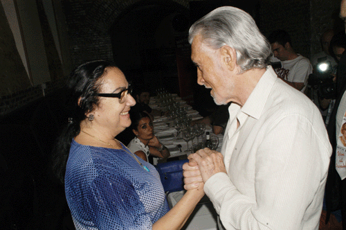 Dani Daniel saluda afectuosamente a Carmen Lezana, que actua estos dias en Barcelona con la obra "Carmen"