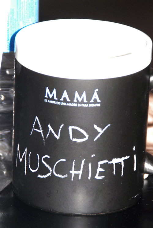 Los diez primeros asistentes a la sesión de firmas en el FNAC, recibieron una camiseta o una taza como premio extra firmada también por el director.