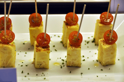 La clàssica tapa de truita, reconvertida en imatge gastronòmia pels grans paladars.